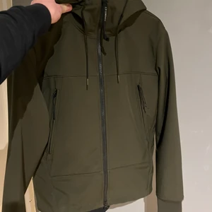 Cp company Softshell jacka - Säljer min snygga cp company jacka. Jackan är i jättebra skick skulle säga 8/10. KÖPAREN STÅR FÖR FRAKTEN!