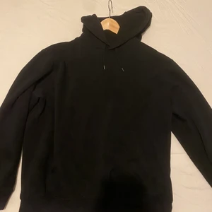 Weekday Hoodie - Tja säljer den här hoodien som är i utmärkt skick inget tecken på användning, Säljs för den inte används 