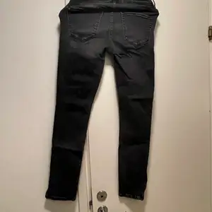 Mörk grå jeans med dragkedjor på sidor / stretchig
