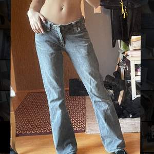 Grå lågmidjade jeans från Lee i storlek 27/33. Jag har sprättat upp dem längst ner för att göra dem längre och jag är 163:) Köp direkt för 200