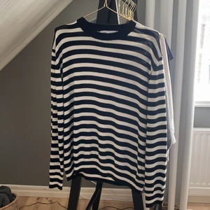 Randig Zara tröja  - Randig tröja från Zara, säljer för jag har en liknande. Aldrig använd. 