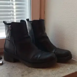 Svarta boots i imitationsläder. Sparsamt använda