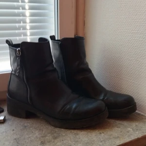 Svarta boots - Svarta boots i imitationsläder. Sparsamt använda
