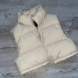 VÄST - Beige kroppad väst, BARA provad. Köparen står för fraktkostnaden.