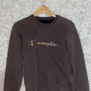 Champion tröja - Fin tröja som är köpt begagnad och endast använd 4 ggr av mig. 