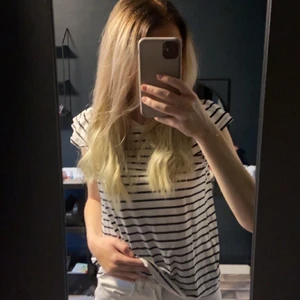 randig tröja - Randig trendig tröja med puff armar!! Älskar tröjan, väldigt skön och simpel men också så sjukt trendig🤍🤍Säljer pågrund av inget jag använder mer, då jag haft den 2-3 gånger. Inte sliten eller fläckar alls, ser ut som ny☺️💓☺️