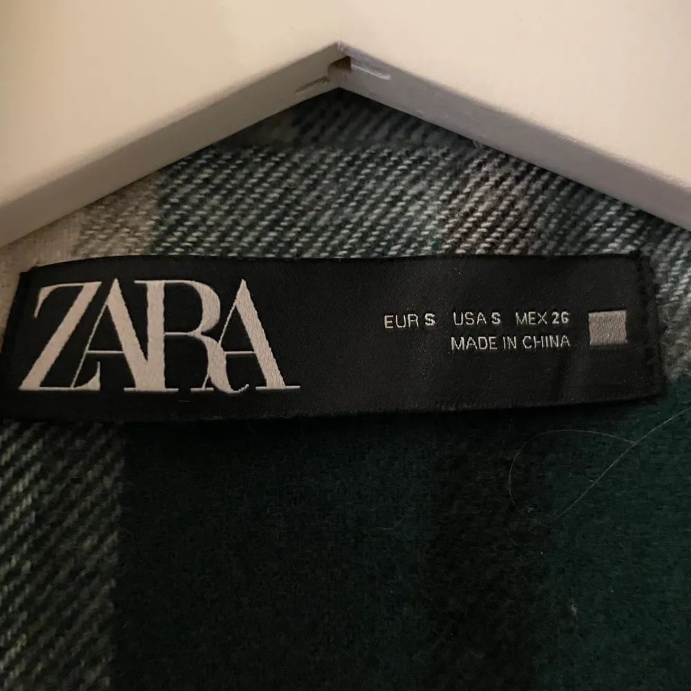 En vår/höst jacka från Zara. Använd ett fåtal gånger, men är som nyskick. Ord pris 545kr.. Jackor.