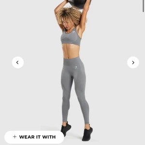 GYMSHARK VITAL SEAMLESS  - Gymshark set med värde på 950kr. Helt oanvända då jag fick hem andra plagg jag använder mer, storlek xs på både topp & nederdel. Passar dock en liten S då jag har Xs/S i storlek. 