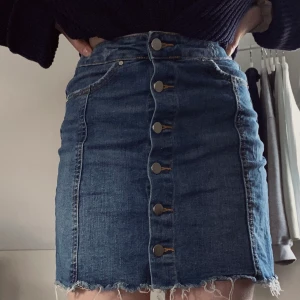 Jeanskjol - Jeanskjol från Gina i mörk jeanstyg. Syns inte att den är använd!