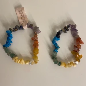 Chakra armband  - Hej! Jag säker dessa chakra armband som hjälper olika delar av kroppen! De säljs för 55kr styck. 💗 Frakten är köparen ansvarig över. Om ni gillar kristaller så kolla gärna in min profil där jag säljer massor med olika kristaller. 💗🔮