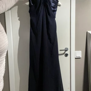 Balklänning  - Balklänning marinblå, utan axelband, 