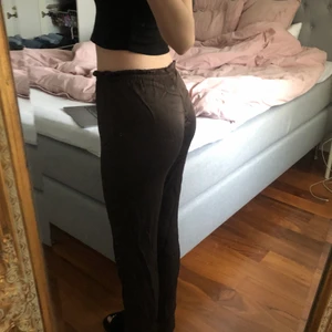 Satin byxor från ZARA - Mörkbruna supersnygga satin byxor från ZARA. Storlek S. Använda Max 3 gånger, då de är lite för kort på mig som är ca. 169. 150 kr inklusive frakt. 