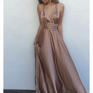 Rosa balklänning - Jag säljer denna fina balklänningen💖💖 Man knyter banden själv och det finns massor av fina sätt som den kan knytas på. Den är endast använd en gång. Skicka ifall du vill ha fler bilder. Priset kan diskuteras!!💖 (bilderna är lånade)