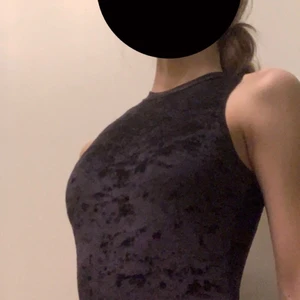 Gymnastikdräkt 160 cm - Super fin svart gymnastikdräkt i krossad sammet. Storlek 160 cm. Skulle säga att den passar även 170 men sitter då väldigt tajt och inte blir jätte skön om det är det man söker i en gymnastikdräkt. 2 stycken spännen/justeringar bak i nacken. Säljer pga har slutat på gymnastik och den börjar också bli för liten. Passar också super bra som body. Använd fåtal gånger. Originalpris ca 400 kr, pris kan diskuteras.💕