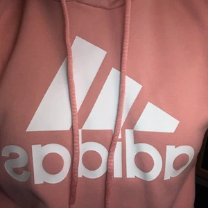 Hoodie adidas  - En rosa hoodie från adidas i storlek s men skulle säga att den är mer som en m. Använd få gånger. Lite kort i armarna.