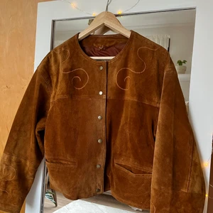 Brun mockajacka vintage  - Brun mockajacka köpt för många år sen på secondhand. Orginalet är köpt på H&M för ännu fler år sedan men av mig är den mkt sparsamt använd. Lite sliten i innerfodret men i övrigt i gott skick. Strl 42 men passar mig som är S/M om man vill ha lite oversized. Frakt tillkommer 🧡