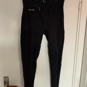 Ridbyxor MILTON - säljer dessa fina ridbyxor från Milton som tyvärr blivit försmå för mig. De är väl använda och urtvättade och har ett hål i benet som lätt går att laga. Längst ner vid foten har de kardborre som man knäpper☺️