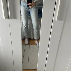 Blåa jeans  - Ljusblåa Jens ifrån hm! Sparsamt använda! Storlek 40. 140 kr + frakt💓💓