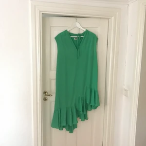 Klänning från Weekday - Fin, luftig sommarklänning från Weekday. Perfekt till stranden! Sparsamt använd. Storlek XS men är vid i modellen så skulle säga närmare S i storlek.  