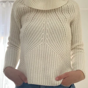 Stickad tröja med krage  - En riktigt mysig stickad tröja från Hampton republic med en tjock krage. Den innehåller ull så kanske sticks litegrann! Man kan ha ett linne under dock eftersom hålen i fram även är rätt stora, om man inte gillar det förstås! Xs men sitter fint på mig som är s (ibland m)