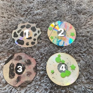 1 målad cd skiva  - Här säljer jag målade cd skivor (om du är intresserad och vill köpa så skriv vilket nummer som du ser på första bilden;) en för 15