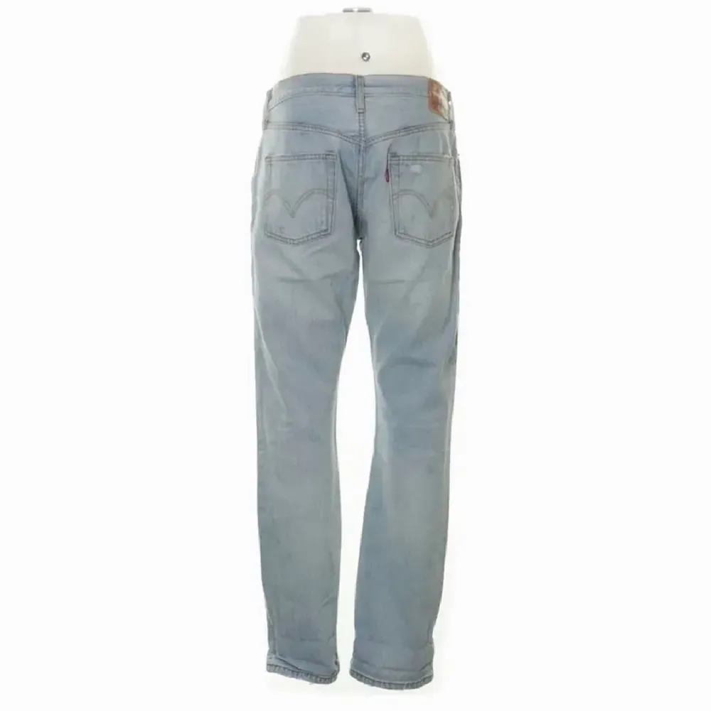Ett par riktigt snygga lågmidjade Levi’s jeans, 501 herrmodell. De är insydda i midjan men lätt att sprätta bort om man skulle vilja det!. Jeans & Byxor.