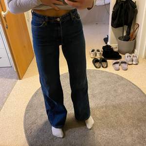 Mörkblåa jeans från monki i modellen Yoko. Knappt använda. Säljs för att de inte kommer till användning. Jag är 163 cm och de är bra längd för mig (se bild). De är i stl 25 som motsvarar xs/s.