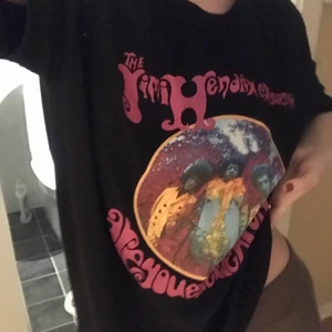 T-shirt  - Oversized T-shirt med super coolt tryck av Jimi Hendrix! Dålig på att ta bilder💀 men skriv om du vill ha fler!💕