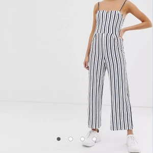 Byxdress  - En jättesnygg byxdress från Bershka. Storlek S. Mycket bra skick!