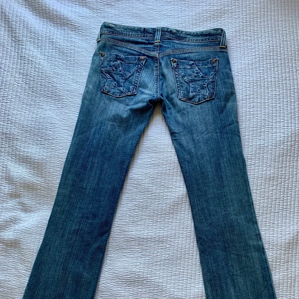 Ett par snygga jeans lågmidjade jeans som tyvärr blivit försmå, är dessutom 165 och är ganska bra i längden på mig, midjemått för er som vill veta är 86💓. Jeans & Byxor.