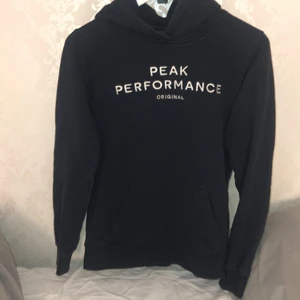 Peak performance hoodie - Så himla fin peak performance hoodie köpt här på plick men kommer tyvärr inte till användning, köpt för ca 2 år sen. Inga defekter, passar en S. Möts upp i centrala Uppsala annars står köparen för frakten! Skriv privat för frågor⚡️🤍