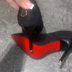 Red bottom klackskor, oanvända - Säljer ett par ursnygga svarta stiletto klackskor med röd sula, Louboutin imitering i storlek 39. Klackhöjd: 8cm. 