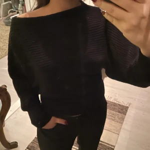 Stickad tröja  - Stickad tröja som går in i midjan o har ”ballongärmar”. 