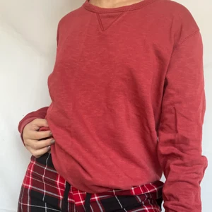 Röd collagetröja - Snygg trendig röd collagetröja. Säljes då den ej används längre. Även byxorna finns att köpa på min plick! Plagget är i gott second hand skick och har inga tydliga defekter. Köpare står för 57kr spårbar frakt. Visas på en S! 