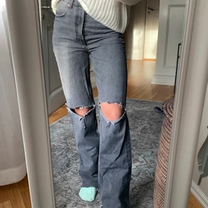 Zara jeans med hål - Säljer mina gråa jeans i en rak/vid modell från Zara. Perfekta hål på knäna. Storlek 36 men passar lite upp och ner i storleken beroende på. 