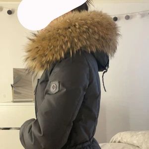 Hollies Jacka storlek 34  - En varm snygg jacka, sitter så skönt! Äkta päls såklart, går även att ta bort och använda utan om man vill det. Bra skick , använd denna och halva förra vintern. Kan sänka priset lite vid snabb affär! Nypris 4900kr