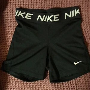 Träningsshorts Nike S - Fina träningsshorts i storlek S 