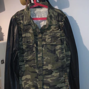 Jacka - Frän camo jacka. Tunt matrial. Storlek S, Passar nog M men ärmar är små.
