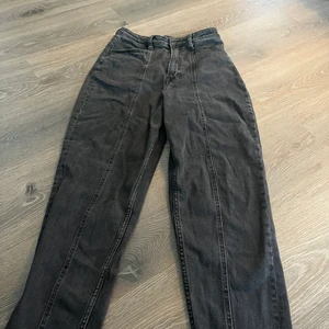 Byxor - Svarta Jeans men en söm mit på frambenen! Ingen skada🥰👍🏻