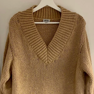 Lång stickad tröja - Knappt använd suckad tröja från Lojsan Wallins kollektion på Bubbleroom