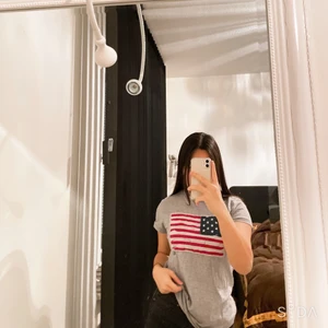 Polo t-shirt  - Hej hej! Säljer nu min äkta Polo Raulph Lauren tröja som är köpt i köpcentrumet Illums, Danmark. Har bara använt den ett par gånger så den är i helt ny skick men är tvungen att sälja den nu eftersom den har blivit för liten för mig. Tröjan är i färgen grå och har ett USA flagga tryck i mitten. Är du intresserad är det bara att skriva;)… ops! Köparen står för frakten