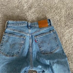 Levis jeans - Levis Jeans i modellen Ribcage 501. Skit snygga men var lite tajta på mig så jag säljer dom! Dom sitter nästan lite midwaisted och har skit snygg färg verkligen