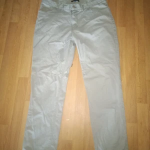 Vita Vince Camuto byxor - Väldigt fräsha och bekväma byxor, jätte bra för fina ärenden och fester!