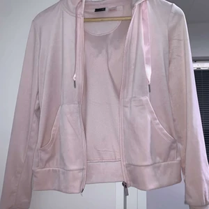  hoodie från Gina tricot  - En jätte fin o skön hoodie från Gina, säljer den då den är för liten på mig. PRIS KAN ÄVEN DISKUTERAS❗️❗️