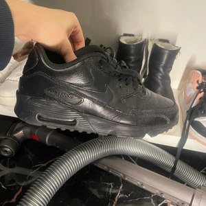 Airforces - Ett par airmax som blivit använda ett par gånger men är i form utan några märken eller så. Storlek 37/36