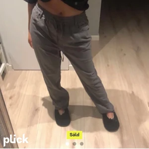 Gråa byxor, Gina Tricot  - Ett par gråa ”kostymbyxor” från Gina tricot i storlek 36! Köpa här på Plick, men var lite förstora för mig så därför säljer jag vidare💗 Väldigt bra skick förövrigt! Bilderna är lånade från den förra ägaren☺️