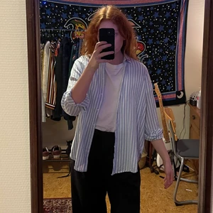 Ljusblå/vit randig skjorta - Sjukt snygg randig skjorta!! Perfekt plagg som är enkelt att göra snygga outfits av! 