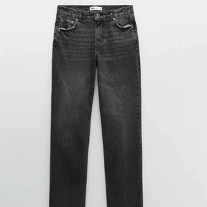 Zara mid waist straight - rainfall black - Köpte dessa fina mörkgråa slutsålda zara jeans på Plick för en vecka sedan. Tyvärr är de lite förstora i midjan. Så tänkte kolla om det är någon här som har likadana i storlek 32? Som vill byta till 34⚡️ de är lite avklippta, passar mig som är 162 cm med ett par skor till. Första bilden lånad, fler bilder kan fås  🤗