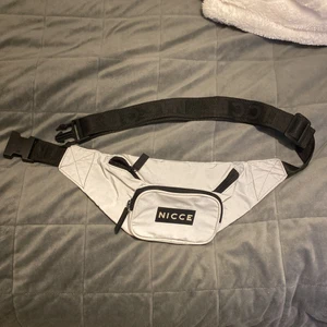 Magväska  - Säljer en magväska, i väldigt bra skick nästan som ny. Säljer på grund av att jag inte använder längre 