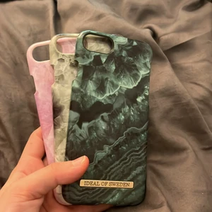 Tre mobilskal  - Tre mobilskal till iPhone 8, ett rosa, ett ljus grön och ett mörkt grönt! Så fina mobilskal!